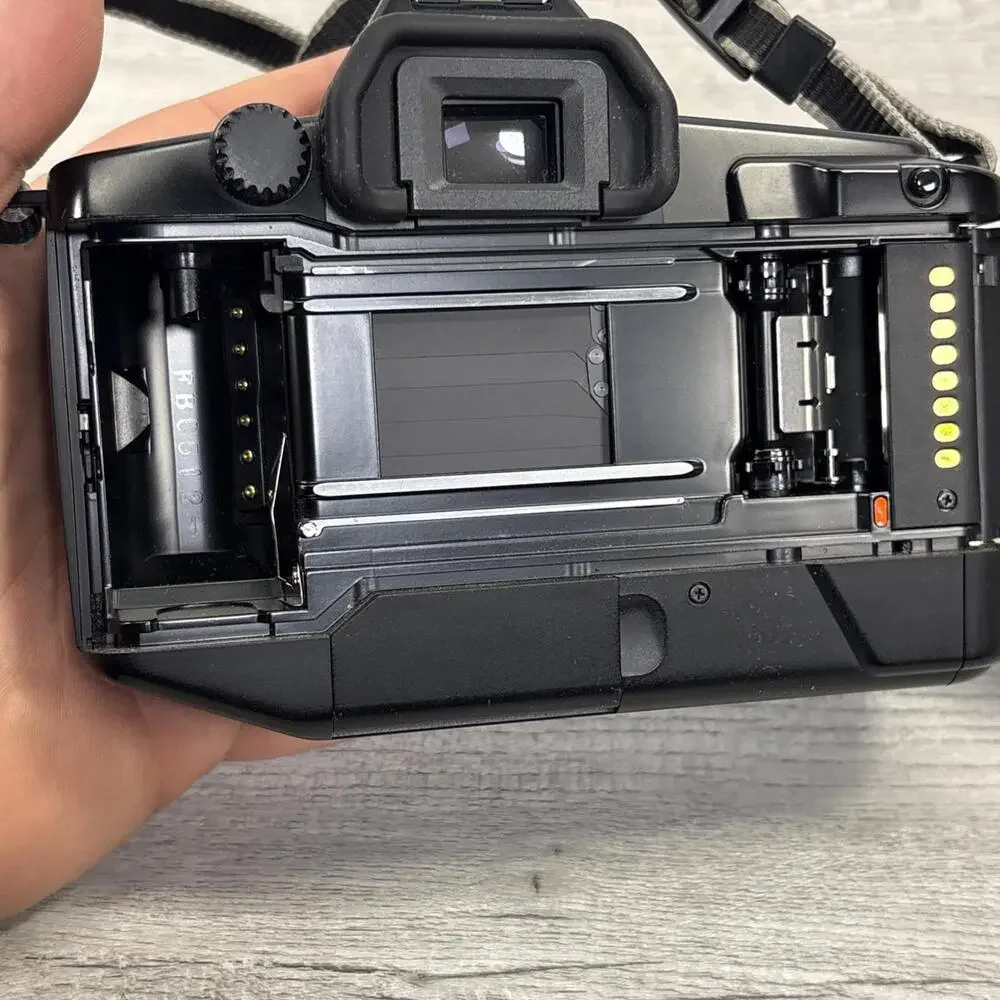 Canon EOS 650 35mm Camera Body (For Parts or Repair)